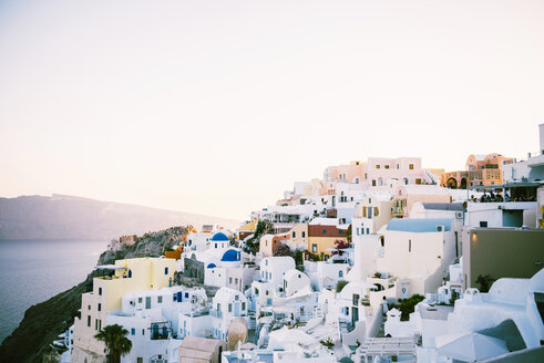 Griechenland, Santorin, Oia, Blick auf das Dorf in der Abenddämmerung - GEMF000936