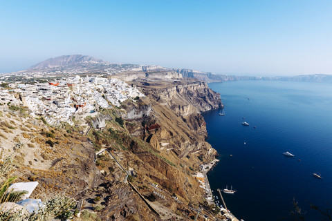 Griechenland, Santorini, Fira, Blick auf Dorf und Caldera, lizenzfreies Stockfoto