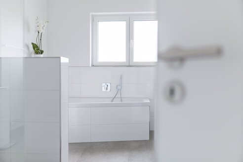 Modernes weißes Badezimmer - SHKF000616