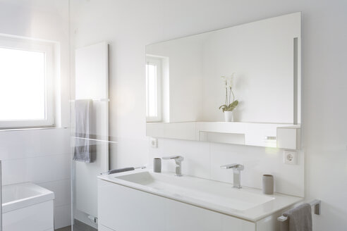 Modern white bathroom - SHKF000618
