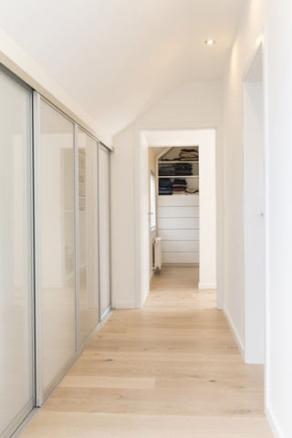 Korridor einer Wohnung mit Einbauschrank, lizenzfreies Stockfoto