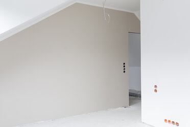 Leere graue Wand auf der Baustelle einer Wohnung - SHKF000630