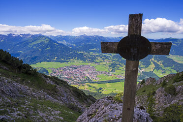 Deutschland, Bayern, Allgäu, Allgäuer Alpen, Oberstdorf, Panoramablick vom Rubihorn mit Gipfelkreuz - WGF000907
