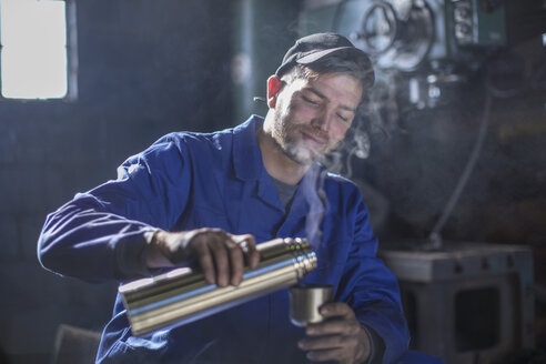 Mechaniker in der Werkstatt bei der Kaffeepause - ZEF009285