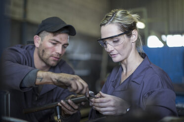 Zwei Mechaniker in der Werkstatt arbeiten zusammen - ZEF009311