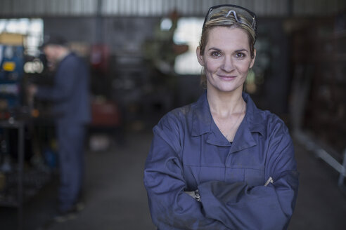 Porträt einer selbstbewussten Mechanikerin in der Werkstatt - ZEF009313