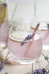 Zitronen-Lavendel-Limonade im Glas mit Trinkhalm - SBDF003051