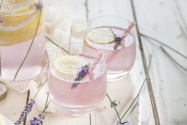 Zitronen-Lavendel-Limonade im Glas mit Trinkhalm - SBDF003052