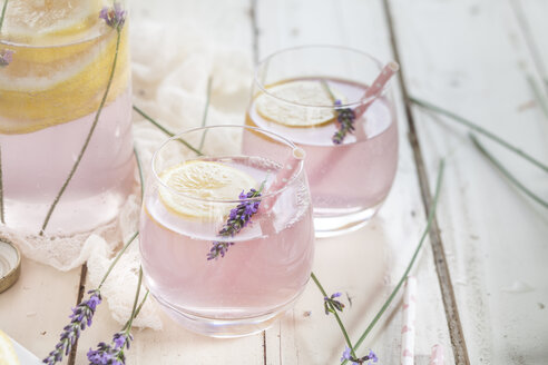 Zitronen-Lavendel-Limonade im Glas mit Trinkhalm - SBDF003052