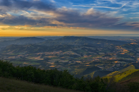 Italien, Umbrien, Monte Catria, Sonnenuntergang über dem umbrischen Apennin, lizenzfreies Stockfoto