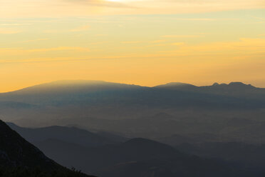 Italien, Umbrien, Mt Acuto, Sonnenuntergang über dem Apennin - LOMF000312