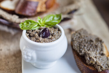 Schwarze Tapenade in Schale, Crostini mit Olivenpaste - SBDF003054