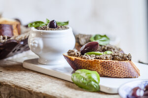 Schwarze Tapenade in Schale, Crostini mit Olivenpaste - SBDF003055