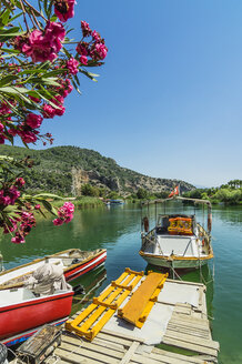 Türkei, Dalyan, Anlegestelle mit vertäutem Ausflugsboot - THAF001646