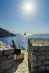 Griechenland, Hydra, Blick von der Festungsmauer auf das Meer - THAF001669