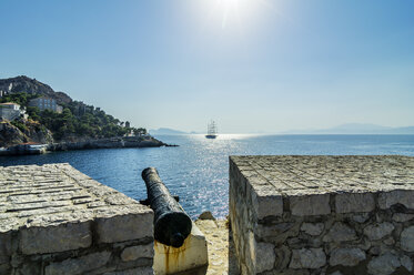 Griechenland, Hydra, Blick von der Festungsmauer auf das Meer - THAF001670