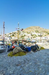 Griechenland, Hydra, Blick auf den Hafen und die Stadt im Hintergrund - THAF001673