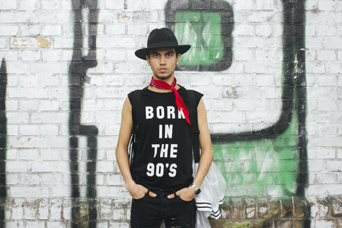 Fashionable young man with hat wearing t-shirt with saying 'Born in the 90s' - JUBF000171