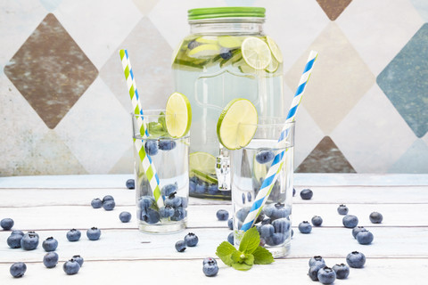 Gläser Mineralwasser mit Limette, Blaubeeren und Minze, lizenzfreies Stockfoto