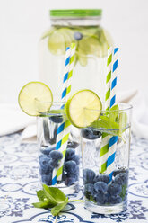 Gläser Mineralwasser mit Limette, Blaubeeren und Minze - LVF005178