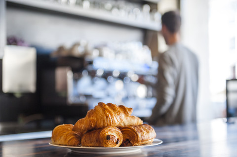 Croissants auf einem Teller auf dem Tresen eines Cafés, lizenzfreies Stockfoto