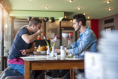 An Männer, die in einem Café Kaffee trinken - DIGF000790