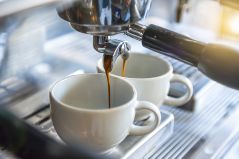 Kaffeemaschine zur Zubereitung von zwei Tassen Kaffee, lizenzfreies Stockfoto