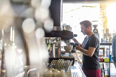 Mann bereitet Kaffee in einem Café zu - DIGF000796