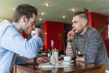 An Männer, die in einem Café Kaffee trinken - DIGF000803