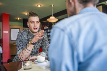 An junge Männer, die sich in einem Cafe treffen - DIGF000804