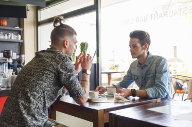 An junge Männer, die sich in einem Cafe treffen - DIGF000805