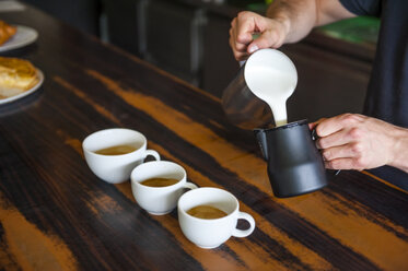 Barista bei der Zubereitung von Cappuccino in einem Kaffeehaus - DIGF000813