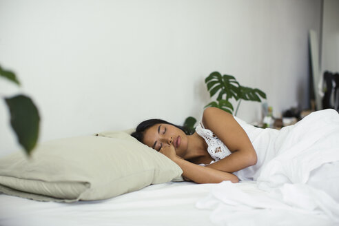 Junge Frau schläft im Bett - EBSF001545