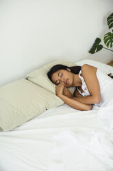 Young woman sleeping in bed - EBSF001546