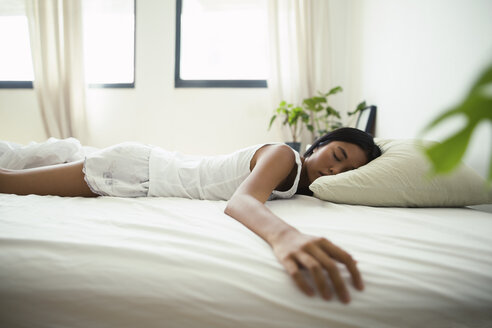 Junge Frau schläft im Bett - EBSF001581