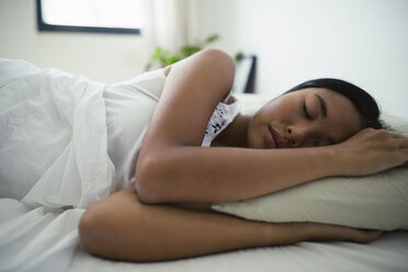 Junge Frau schläft im Bett - EBSF001584
