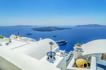 Griechenland, Santorini, Fira, Hausdächer vor der Caldera - THAF001707