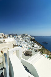 Griechenland, Santorini, Fira, Blick auf Dorf und Caldera - THAF001709