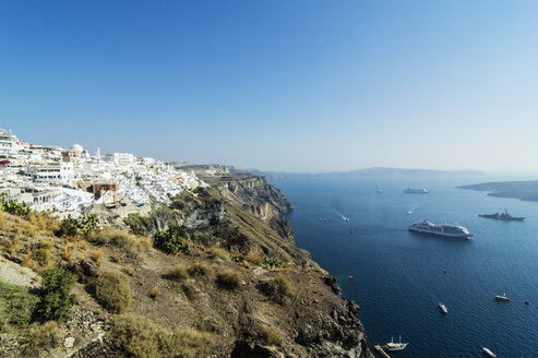 Griechenland, Santorin, Blick auf Fira und Caldera - THAF001714