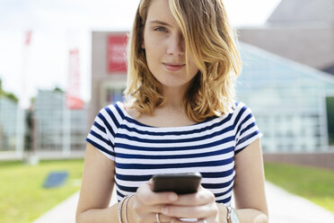 Porträt einer jungen Frau mit Smartphone - GIOF001323