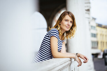 Italy, portrait of smiling young woman - GIOF001333