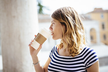 Italien, Italien, junge Frau mit Kaffee zum Mitnehmen - GIOF001335