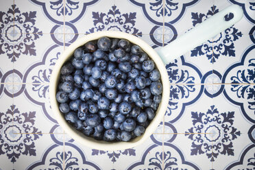 Kochtopf mit Blaubeeren auf Fliesen - LVF005184