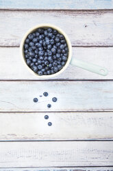 Saucepan of blueberries on wood - LVF005185