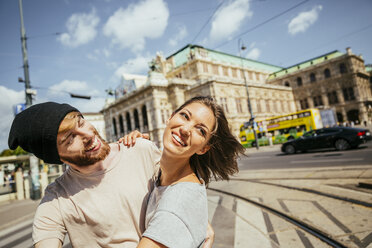 Österreich, Wien, glückliches junges Paar tanzt Wiener Walzer vor der Staatsoper - AIF000357
