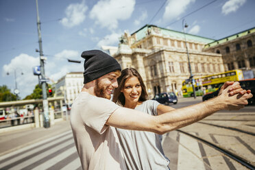 Österreich, Wien, glückliches junges Paar tanzt Wiener Walzer vor der Staatsoper - AIF000358