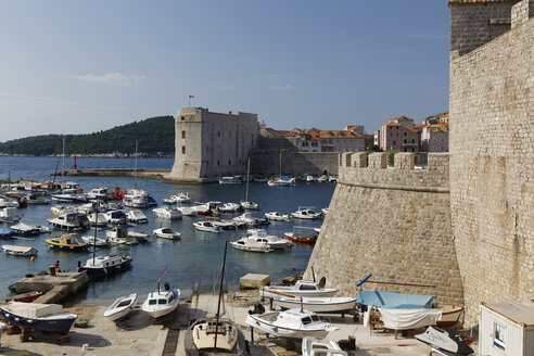 Kroatien, Dubrovnik, Hafen und Altstadt mit Stadtmauer - GFF000709