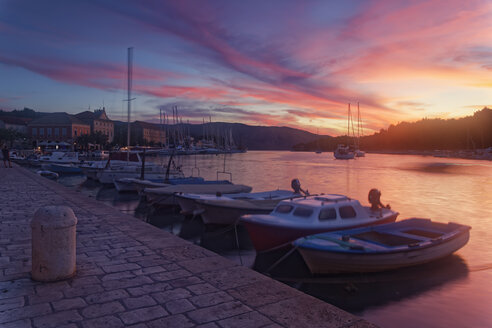Kroatien, Insel Hvar, Stari Grad, Boote vor Anker am Abend - GFF000712