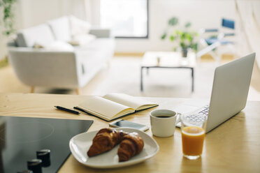 Home Office und Frühstück auf der Küchentheke - EBSF001660