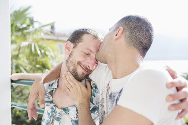 Zärtlicher Kuss eines verliebten schwulen Paares - MRAF000109